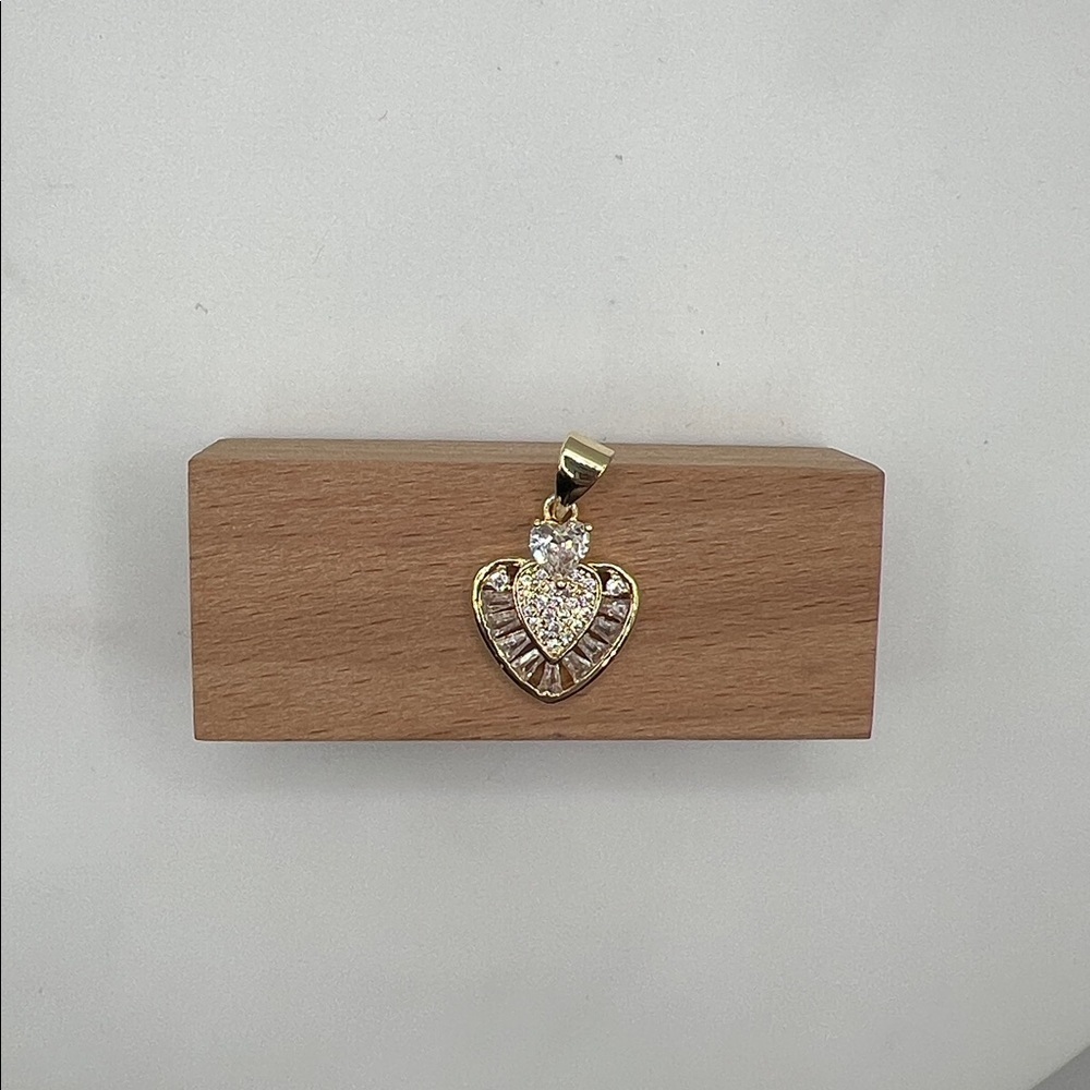 1387. 18k Gold Plated Heart Pendant With Crystal Accents 18k Gold Plated Chain - Picture 4 of 10